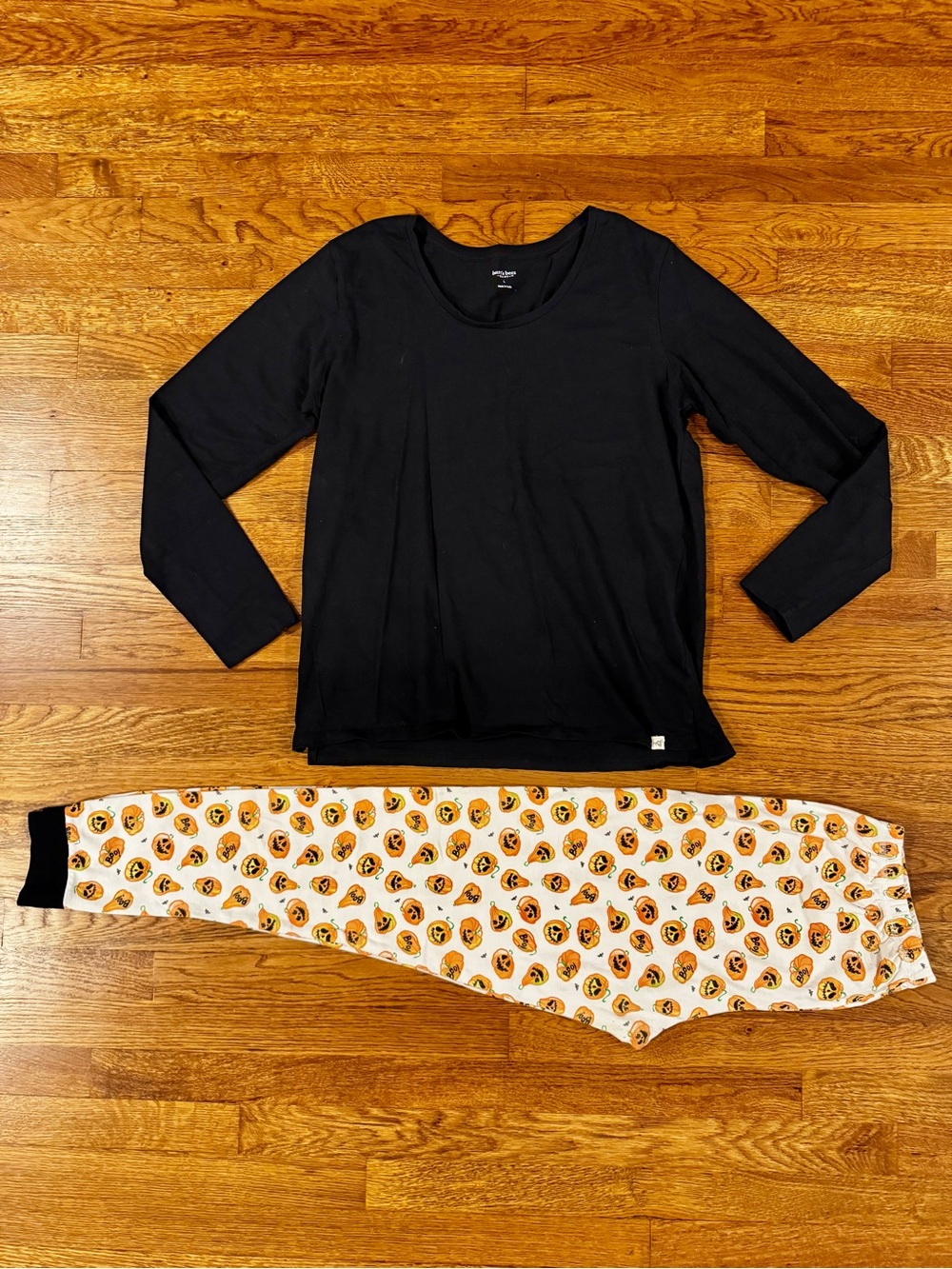 Burt’s Bees Baby Black Top & White Pumpkin-Print Women’s Pajama Set - GC - Sz L